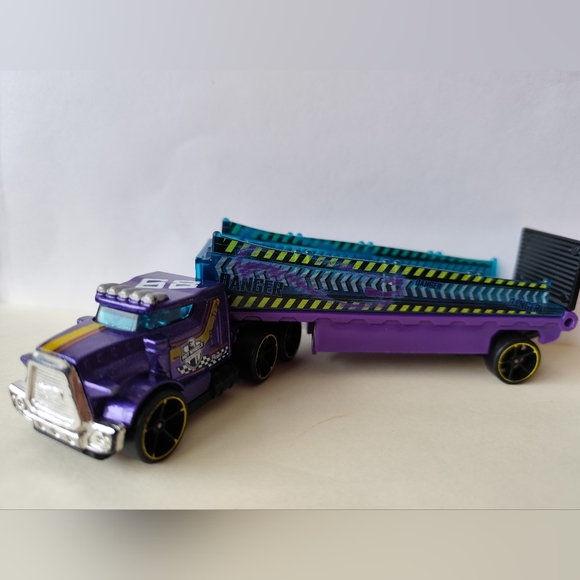 Hot Wheels 2013 Purple Rumble Road Truck Cab #68 and Trailer - Picture 2 of 13